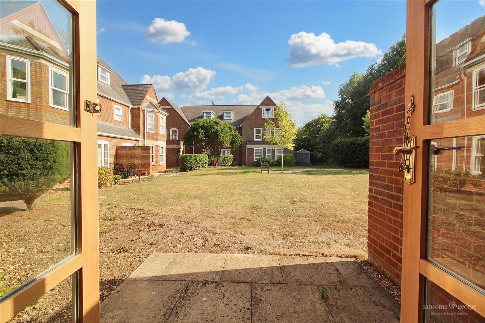 2 bed property in Parkhouse Lane, Reading